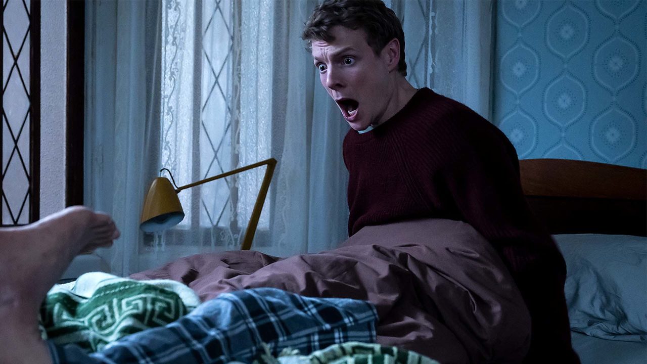 Bekijk de trailer van Tom Holt's The Portable Door - Pathé Thuis